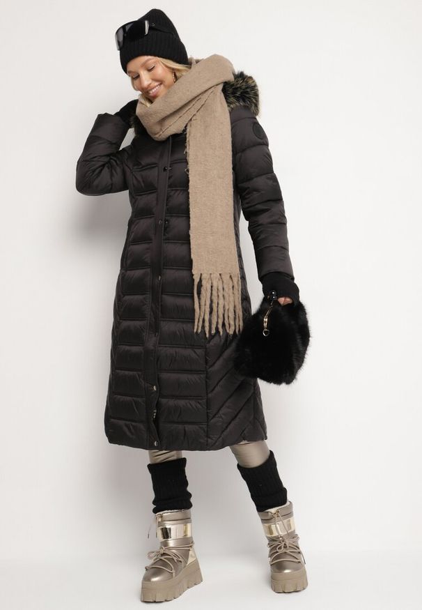 Born2be - Czarna Pikowana Kurtka Zimowa o Długim Kroju z Odpinanym Kapturem z Futrem Mintoria. Okazja: na co dzień. Kolor: czarny. Materiał: futro. Długość: długie. Sezon: zima. Styl: casual, elegancki