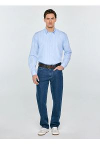 Big-Star - Koszula męska w prążek błękitna Gibinor 400. Okazja: na co dzień. Typ kołnierza: kołnierzyk klasyczny. Kolor: niebieski. Materiał: tkanina, bawełna. Wzór: prążki. Styl: casual, elegancki, klasyczny #6