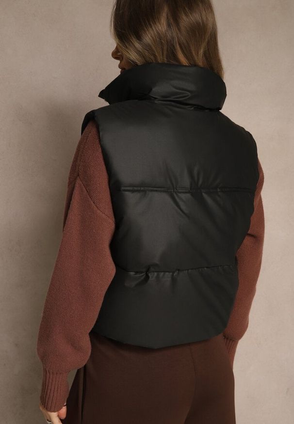 Renee - Czarna Przejściowa Kamizelka z Imitacji Skóry z Pikowanymi Przeszyciami Isomena. Typ kołnierza: kaptur. Kolor: czarny. Materiał: skóra. Wzór: aplikacja. Styl: klasyczny