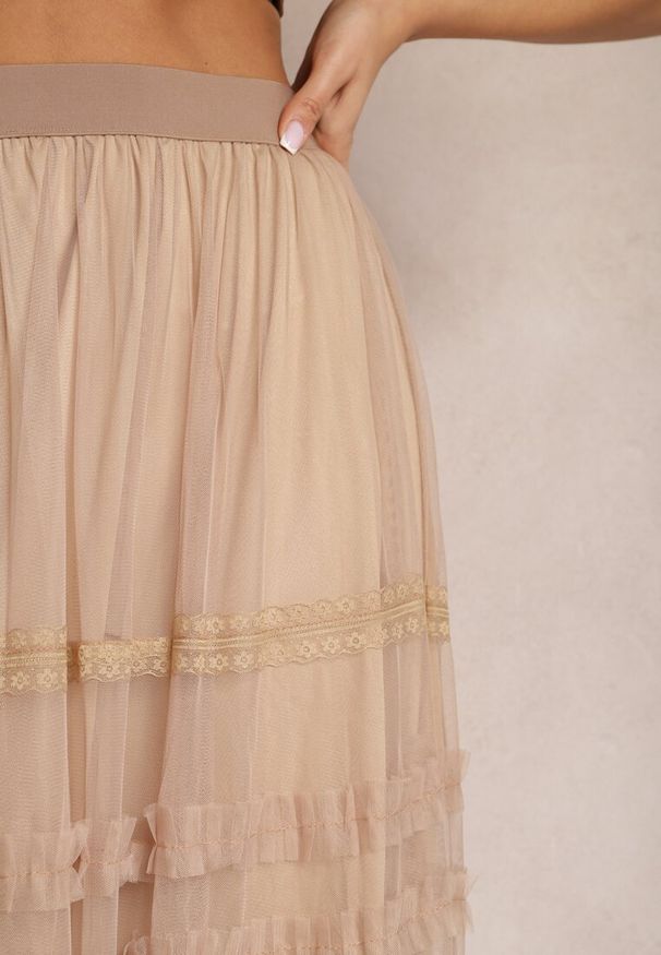 Renee - Beżowa Rozkloszowana Spódnica Maxi z Gumką w Talii i Falbanami z Tiulu Estime. Kolor: beżowy. Materiał: tiul