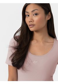 4f - T-shirt crop-top z bawełny organicznej damski. Kolor: fioletowy. Materiał: bawełna. Wzór: haft