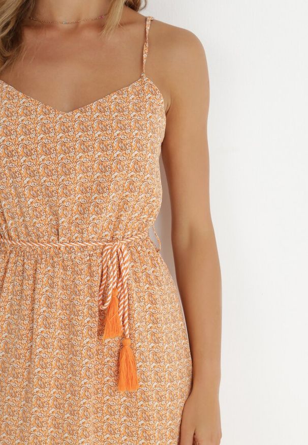 Born2be - Pomarańczowa Sukienka Darcy. Okazja: na co dzień. Typ kołnierza: kołnierz z falbankami. Kolor: pomarańczowy. Długość rękawa: na ramiączkach. Wzór: aplikacja. Sezon: lato. Styl: casual. Długość: maxi