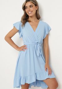 Born2be - Jasnoniebieska Kopertowa Sukienka z Asymetrycznym Dołem Ozdobiona Falbanką z Paskiem w Talii Snidia. Okazja: na co dzień, na spacer. Kolor: niebieski. Wzór: aplikacja. Sezon: lato. Typ sukienki: asymetryczne, kopertowe. Styl: casual, elegancki, klasyczny #6