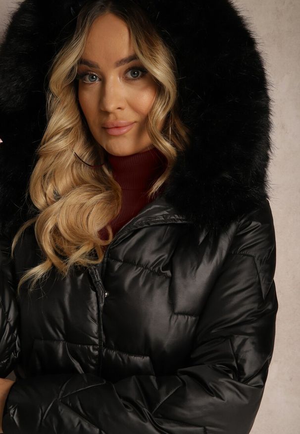 Renee - Czarna Długa Kurtka Pikowana z Odpinanym Kołnierzem i Paskiem Rinarella. Okazja: na co dzień. Kolor: czarny. Materiał: jeans. Długość: długie. Sezon: zima. Styl: elegancki, casual