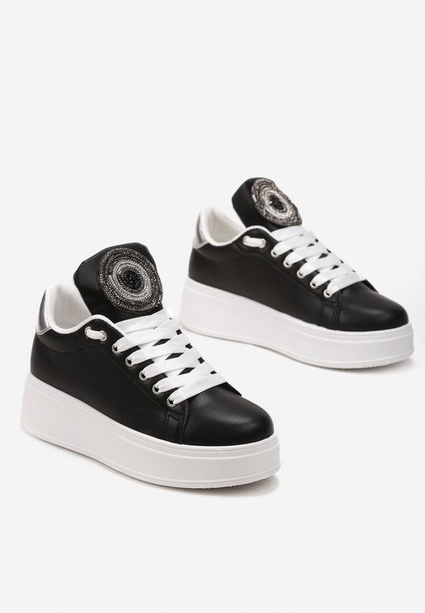 Born2be - Czarne Sneakersy z Szerokim Językiem Ozdobionym Naszywką z Cyrkoniami Cirenla. Nosek buta: okrągły. Zapięcie: sznurówki. Kolor: czarny. Wzór: aplikacja. Obcas: na obcasie. Wysokość obcasa: niski