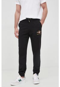 GANT - Gant spodnie dresowe męskie kolor czarny z aplikacją. Kolor: czarny. Materiał: dresówka. Wzór: aplikacja