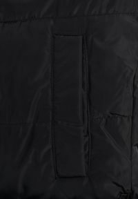 Born2be - Czarna Pikowana Kamizelka Dwustronna z Kapturem i Sznurkami Leorani. Okazja: na spacer, na co dzień. Typ kołnierza: kaptur. Kolor: czarny. Materiał: jeans. Styl: casual, sportowy #3