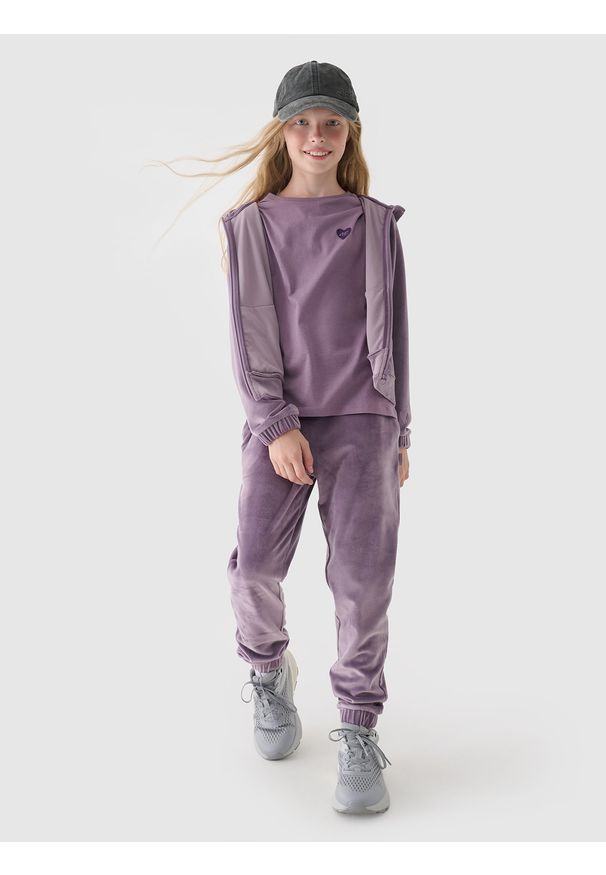 4f - 4F Bluza dresowa z weluru rozpinana z kapturem dziewczęca - fioletowa 140 (9-10 lat). Okazja: na co dzień. Typ kołnierza: kaptur. Kolor: fioletowy. Materiał: welur, dresówka. Wzór: jednolity, gładki, ze splotem. Sezon: lato. Styl: casual, sportowy