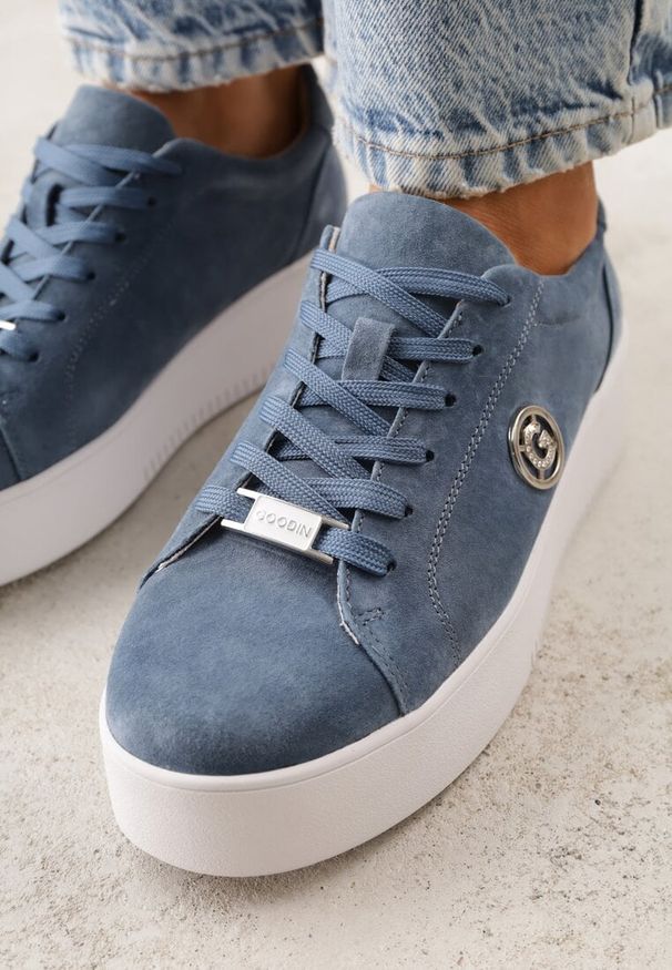 Renee - Niebieskie Skórzane Sneakersy na Platformie z Ozdobną Aplikacją z Boku Nesophia. Okazja: na co dzień. Kolor: niebieski. Materiał: skóra. Wzór: aplikacja. Obcas: na platformie