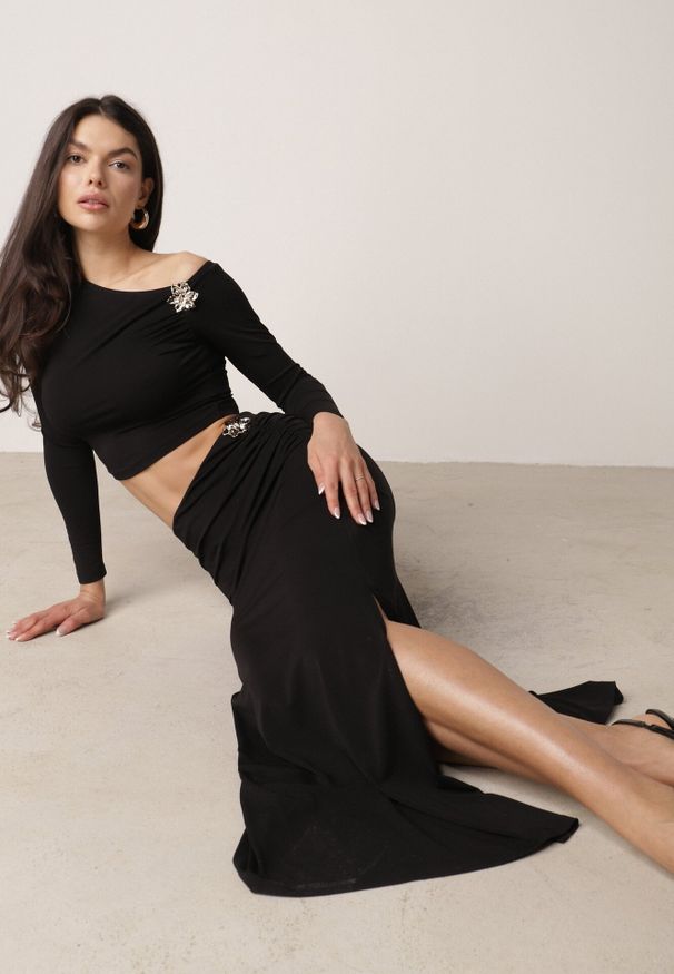 Born2be - Czarny Marszczony Komplet z Kwiatowymi Aplikacjami Bluzka i Spódnica Bervisse. Kolor: czarny. Wzór: aplikacja, kwiaty