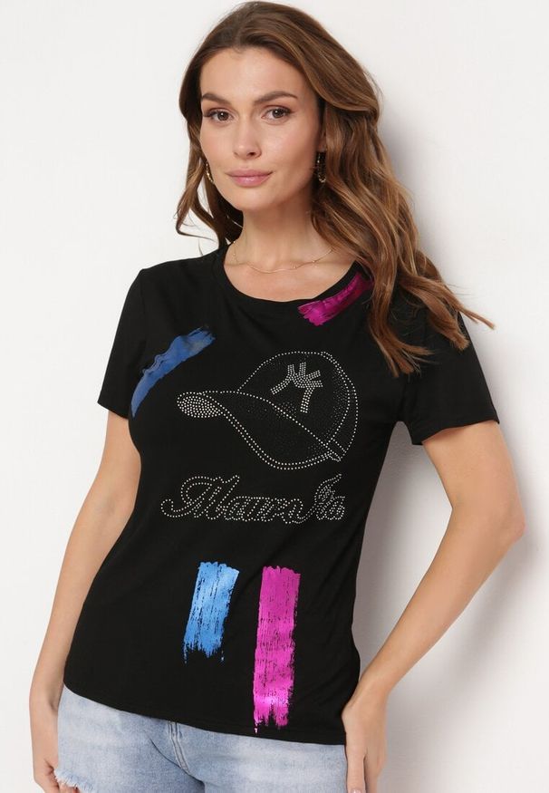 Born2be - Czarny Bawełniany T-shirt z Krótkim Rękawem Ozdobiony Nadrukiem z Cyrkoniami Abilena. Okazja: na co dzień. Kolor: czarny. Materiał: bawełna. Długość rękawa: krótki rękaw. Długość: krótkie. Wzór: aplikacja, nadruk. Styl: casual