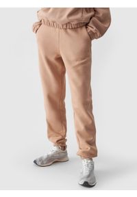 4f - Spodnie dresowe joggery damskie - brązowe. Kolor: brązowy. Materiał: dresówka