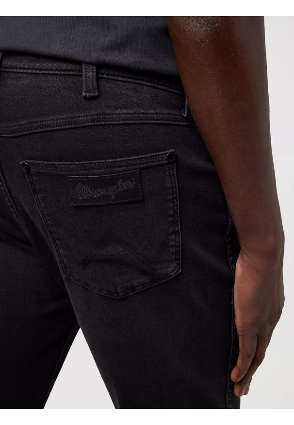 Wrangler - MĘSKIE SPODNIE WRANGLER LARSTON BLACK FOG 112371657