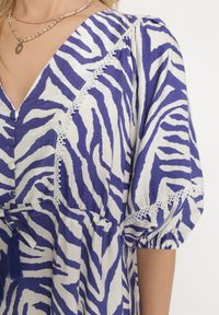 Born2be - Granatowa Sukienka z Bawełny i Wiskozy w Abstrakcyjne Paski ze Sznurkiem w Talii Navarae. Okazja: na co dzień. Kolor: niebieski. Materiał: bawełna, wiskoza. Wzór: paski. Typ sukienki: proste. Styl: casual, wizytowy #2