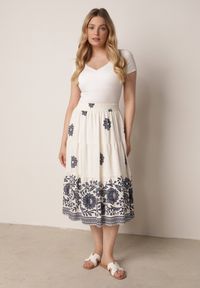 Born2be - Granatowa Rozkloszowana Spódnica z Wiskozy w Kwiatowy Wzór Masterore. Okazja: do pracy, na co dzień. Kolor: niebieski. Materiał: wiskoza. Wzór: kwiaty. Styl: casual #7