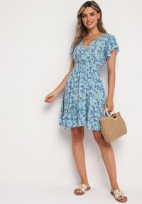 Born2be - Niebieska Bawełniana Sukienka z Gumką w Talii i Dekoltem w Serek o Kwiatowym Wzorze Doradea. Okazja: na co dzień. Typ kołnierza: dekolt w serek. Kolor: niebieski. Materiał: bawełna. Długość rękawa: krótki rękaw. Wzór: kwiaty. Sezon: lato. Styl: wizytowy, casual, elegancki #4