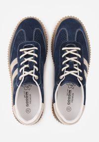 Renee - Granatowe Sneakersy Typu Tenisówki z Zamszu Naturalnego Ozdobione Paskami Tarinella. Okazja: na co dzień. Zapięcie: pasek. Kolor: niebieski. Materiał: zamsz. Wzór: aplikacja #8