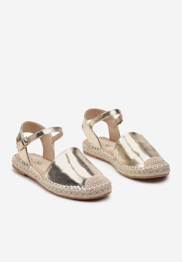 Born2be - Złote Płaskie Espadryle z Zakrytym Noskiem Ozdobione Plecionką Beliosa. Kolor: złoty. Wzór: aplikacja. Sezon: lato