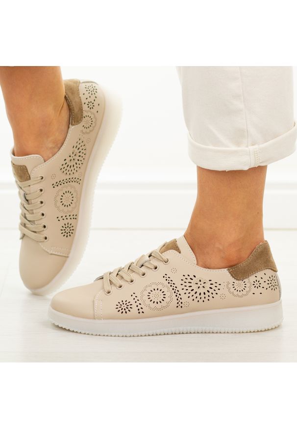 Beżowe skórzane ażurowe półbuty damskie Filippo Dp7681/26. Okazja: na co dzień. Nosek buta: okrągły. Zapięcie: sznurówki. Kolor: beżowy. Szerokość cholewki: normalna. Wzór: ażurowy. Materiał: skóra. Sezon: wiosna, lato, jesień. Obcas: na koturnie. Styl: casual, klasyczny