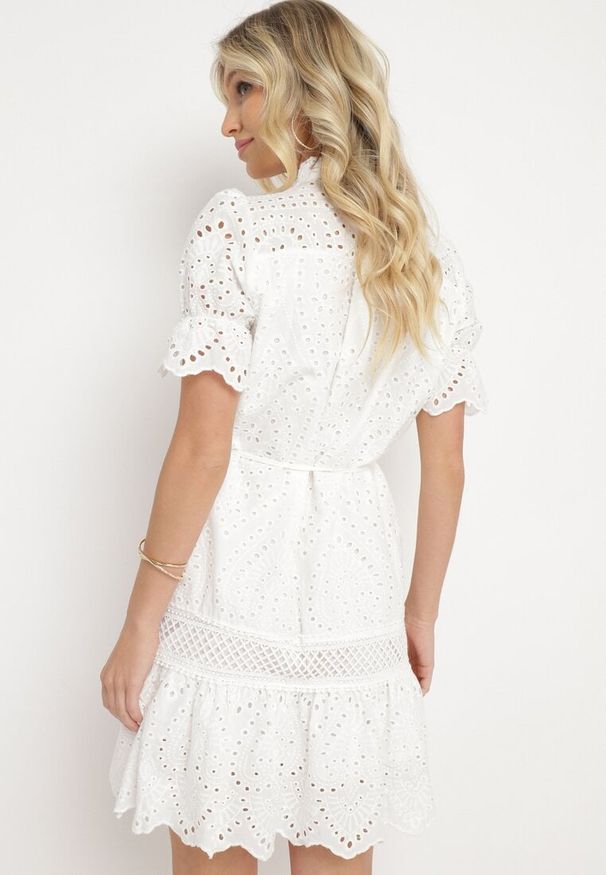 Born2be - Biała Bawełniana Ażurowa Sukienka w Stylu Boho z Falbanką i Paskiem Nelisse. Okazja: na co dzień. Typ kołnierza: kołnierz z falbankami. Kolor: biały. Materiał: bawełna. Wzór: ażurowy. Sezon: wiosna, lato. Styl: boho