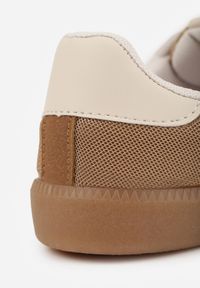 Renee - Ciemnobeżowe Sneakersy w Stylu Tenisówek Ozdobione Paskami Jenaniela. Okazja: na co dzień. Zapięcie: pasek. Kolor: beżowy. Materiał: jeans. Wzór: aplikacja #4