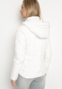 Born2be - Biała Kurtka Przejściowa z Kapturem i Ozdobnym Pikowaniem Cilvessa. Okazja: na co dzień, na spacer. Typ kołnierza: kaptur. Kolor: biały. Materiał: poliester, jeans. Styl: klasyczny, casual, elegancki #5