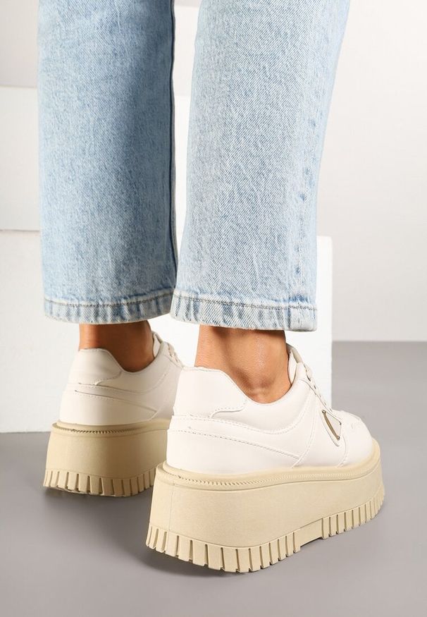 Renee - Beżowe Sneakersy na Platformie z Tłoczeniem Halinea. Okazja: na co dzień. Kolor: beżowy. Materiał: jeans. Obcas: na platformie