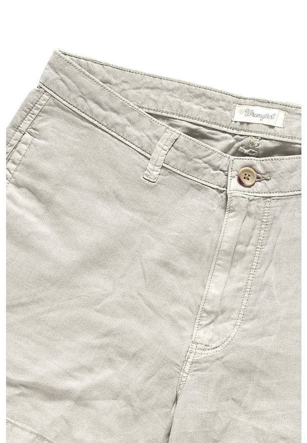 Wrangler - DAMSKIE SPODENKI WRANGLER CHINO SHORT FADED KHAKI W29DPG028. Kolor: brązowy. Materiał: materiał, len. Sezon: lato