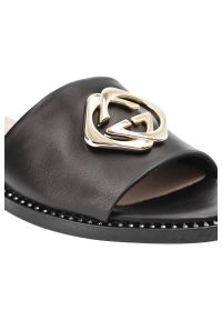 Czarne Klapki Lamanti Skórzane Buty Na Lato. Okazja: na co dzień. Kolor: czarny. Materiał: skóra. Wzór: aplikacja. Sezon: lato. Styl: casual, klasyczny, elegancki #3