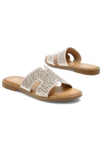 Klapki damskie Filippo, na płaskim obcasie materiałowe bogato zdobione, beżowe, DK6973-25-BE. Okazja: na co dzień. Kolor: beżowy. Materiał: materiał. Wzór: aplikacja. Sezon: lato. Obcas: na obcasie. Styl: wakacyjny, glamour, casual, elegancki. Wysokość obcasa: niski #7