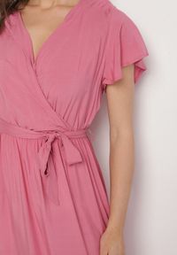 Born2be - Różowa Wiskozowa Sukienka z Kopertowym Dekoltem z Paskiem Savorlisse. Okazja: na co dzień. Kolor: różowy. Materiał: wiskoza. Wzór: aplikacja. Typ sukienki: kopertowe. Styl: casual, klasyczny #3