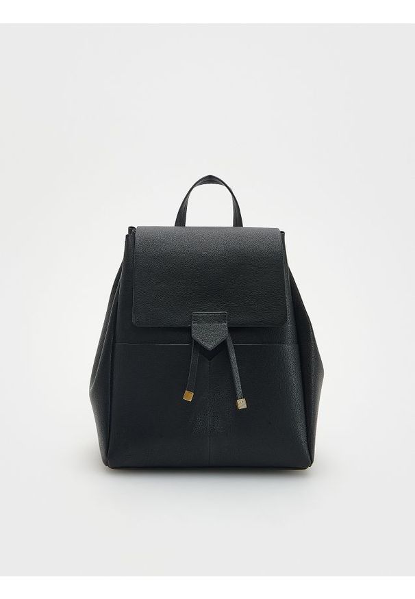 Reserved - Plecak z troczkami - czarny. Kolor: czarny. Materiał: skórzane