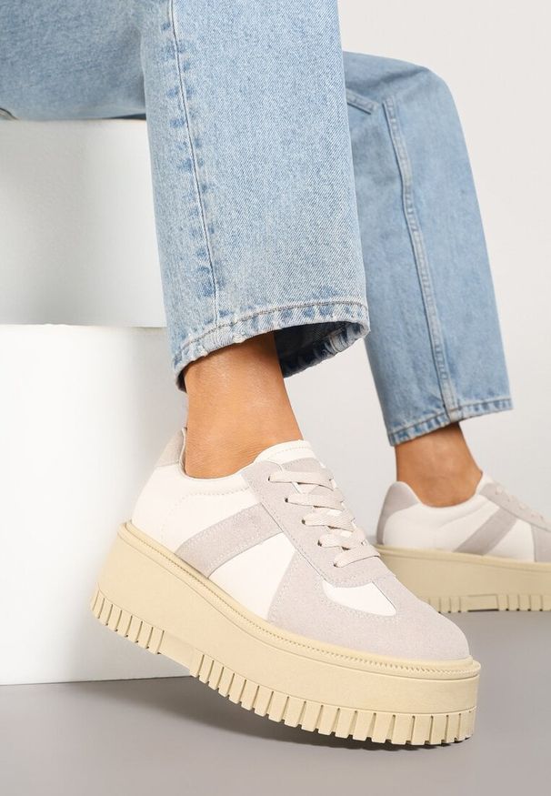 Born2be - Beżowo-Szare Sneakersy w Stylu Tenisówek na Platformie z Tłoczeniami Firreis. Okazja: na co dzień. Kolor: beżowy. Materiał: jeans. Obcas: na platformie