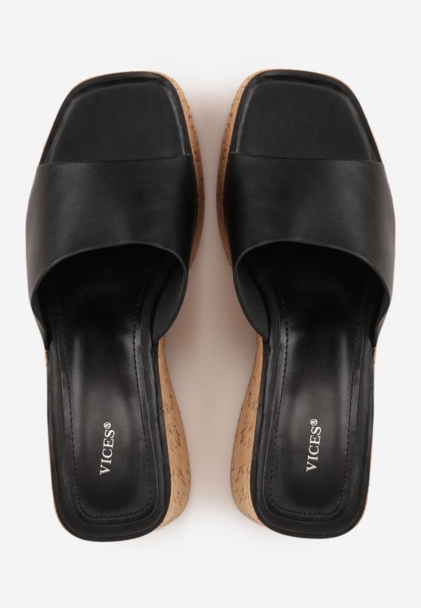 Born2be - Czarne Klapki VICES z Kwadratowym Noskiem na Koturnie z Imitacji Korka Cordereida. Okazja: na co dzień. Kolor: czarny. Materiał: jeans, len. Wzór: haft. Sezon: lato. Obcas: na koturnie. Styl: casual