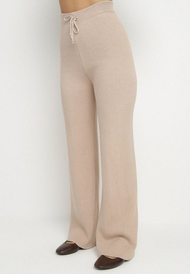 Born2be - Beżowe Ocieplane Spodnie Dzianinowe o Szerokim Kroju Miorea. Okazja: na spacer. Kolor: beżowy. Materiał: dzianina