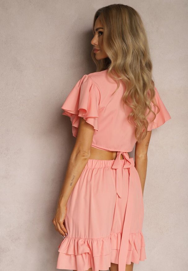 Renee - Różowy Komplet 2-Częściowy Krótki Top z Wiązaniem Spódnica z Falbankami i Gumką w Pasie Clementis. Kolor: różowy. Materiał: materiał