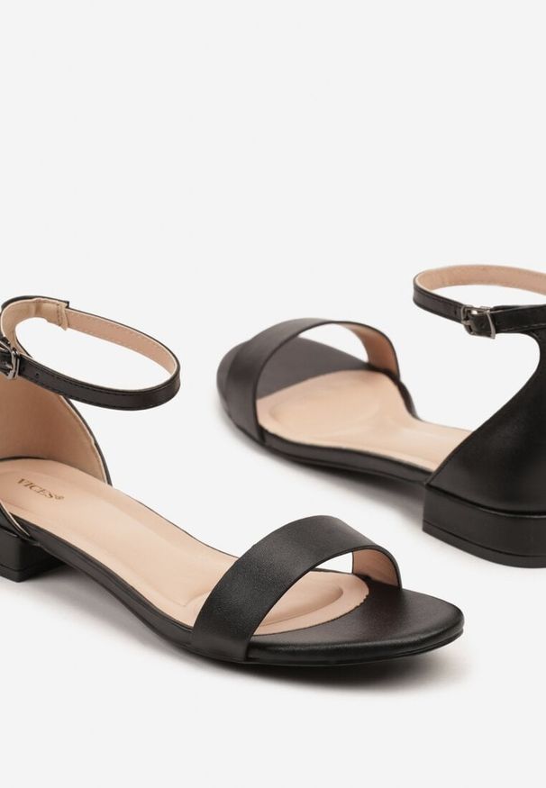 Born2be - Czarne Sandały Vices na Niskim Słupku z Paskiem z Zapięciem Froana. Okazja: na co dzień, do pracy, na spotkanie biznesowe. Zapięcie: pasek. Kolor: czarny. Sezon: lato. Obcas: na słupku. Styl: biznesowy, klasyczny, casual, elegancki