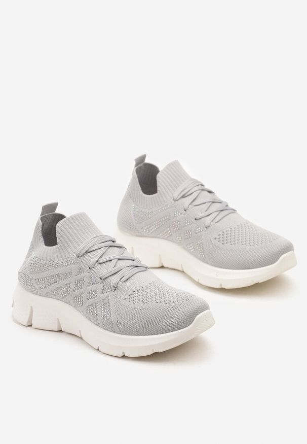 Born2be - Szare Buty Sportowe Wsuwane ze Skórzaną Wkładką i Cyrkoniami Patantia. Okazja: na co dzień. Zapięcie: bez zapięcia. Kolor: szary. Materiał: skóra. Wzór: aplikacja. Obcas: na obcasie. Wysokość obcasa: niski