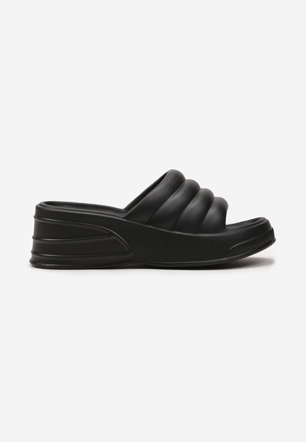 Renee - Czarne Basenowe Klapki z Pianki na Platformie Relif. Kolor: czarny. Sezon: lato. Obcas: na platformie. Styl: elegancki