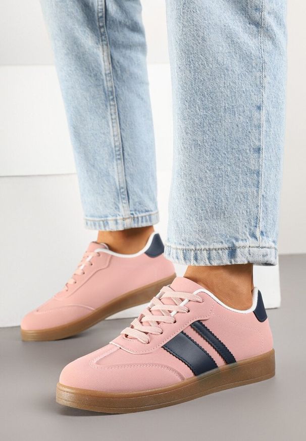 Renee - Różowe Sneakersy Typu Tenisówki Ozdobione Paskami Amolana. Okazja: na co dzień. Zapięcie: pasek. Kolor: różowy. Materiał: jeans. Wzór: aplikacja