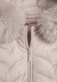 Born2be - Jasnobeżowa Pikowana Kurtka Przejściowa z Kapturem i Ściągaczami po Bokach Fezika. Okazja: na spacer, na co dzień. Typ kołnierza: kaptur. Kolor: beżowy. Materiał: futro, poliester, jeans. Styl: casual #5