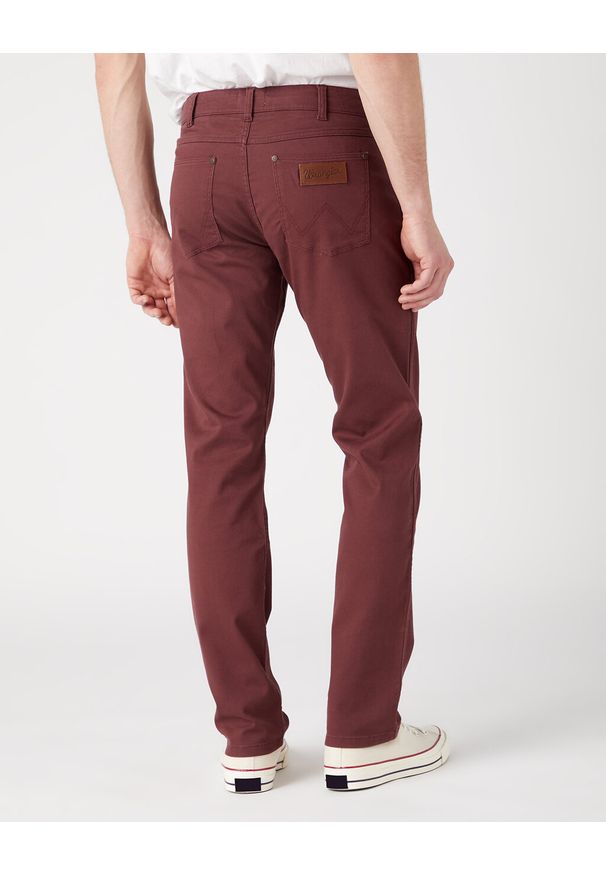 Wrangler - WRANGLER MĘSKIE SPODNIE MATERIAŁOWE GREENSBORO DAHLIA 112341468 W15Q016299. Materiał: materiał