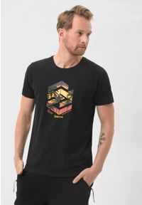 Volcano - Czarny t-shirt T-SUNSET. Okazja: na plażę, na co dzień. Kolor: czarny. Materiał: materiał, bawełna. Długość rękawa: krótki rękaw. Długość: krótkie. Wzór: nadruk. Sezon: lato. Styl: klasyczny, wakacyjny, casual