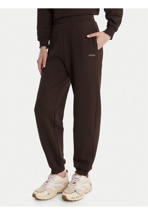 Guess Spodnie dresowe V6RB15 K9V31 Brązowy Regular Fit. Kolor: brązowy. Materiał: bawełna