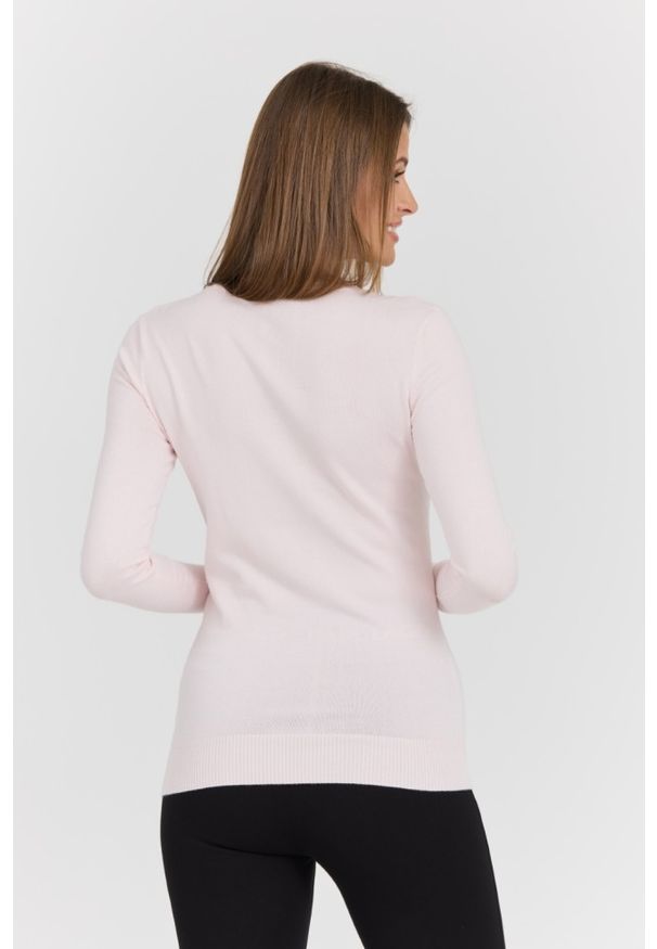 Guess - GUESS Różowy damski sweter Rylie Triangle Logo, Rozmiar XS. Kolor: różowy. Materiał: wiskoza, elastan. Długość rękawa: długi rękaw. Długość: długie. Styl: klasyczny