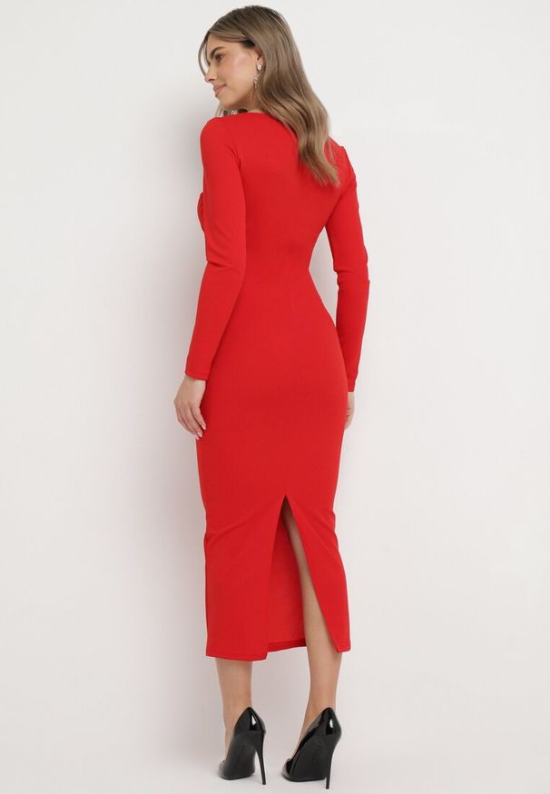 Born2be - Czerwona Dopasowana Sukienka Maxi z Kopertowym Dekoltem Mistena. Kolor: czerwony. Długość rękawa: długi rękaw. Typ sukienki: kopertowe. Długość: maxi