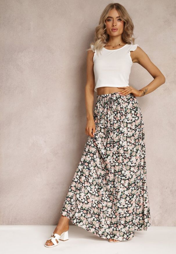Renee - Czarno-Różowa Bawełniana Spódnica Maxi z Troczkiem i Printem w Kwiaty Yibji. Okazja: na co dzień, na spacer. Kolor: czarny. Materiał: bawełna. Wzór: nadruk, kwiaty. Sezon: lato. Styl: casual, elegancki, klasyczny