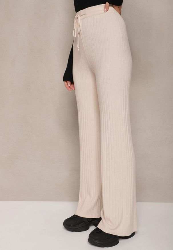 Renee - Jasnobeżowe Prążkowane Spodnie z Dzianiny o Szerokim Kroju z Gumką w Pasie Emandoria. Okazja: na co dzień. Stan: podwyższony. Kolor: beżowy. Materiał: dzianina, prążkowany. Styl: wizytowy, casual, elegancki