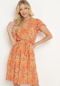 Born2be - Pomarańczowa Wiskozowa Kopertowa Sukienka Wiązana Materiałowym Sznurkiem z Gumką w Talii Zanlea. Typ kołnierza: dekolt w kształcie V. Kolor: pomarańczowy. Materiał: wiskoza, materiał. Długość rękawa: krótki rękaw. Sezon: lato. Typ sukienki: kopertowe #4