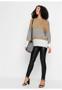 bonprix - Sweter oversize w paski z guzikami. Kolor: beżowy. Wzór: paski
